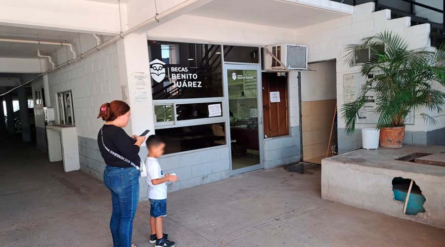 Ciudadanos acuden a la coordinación de Becas para el Bienestar