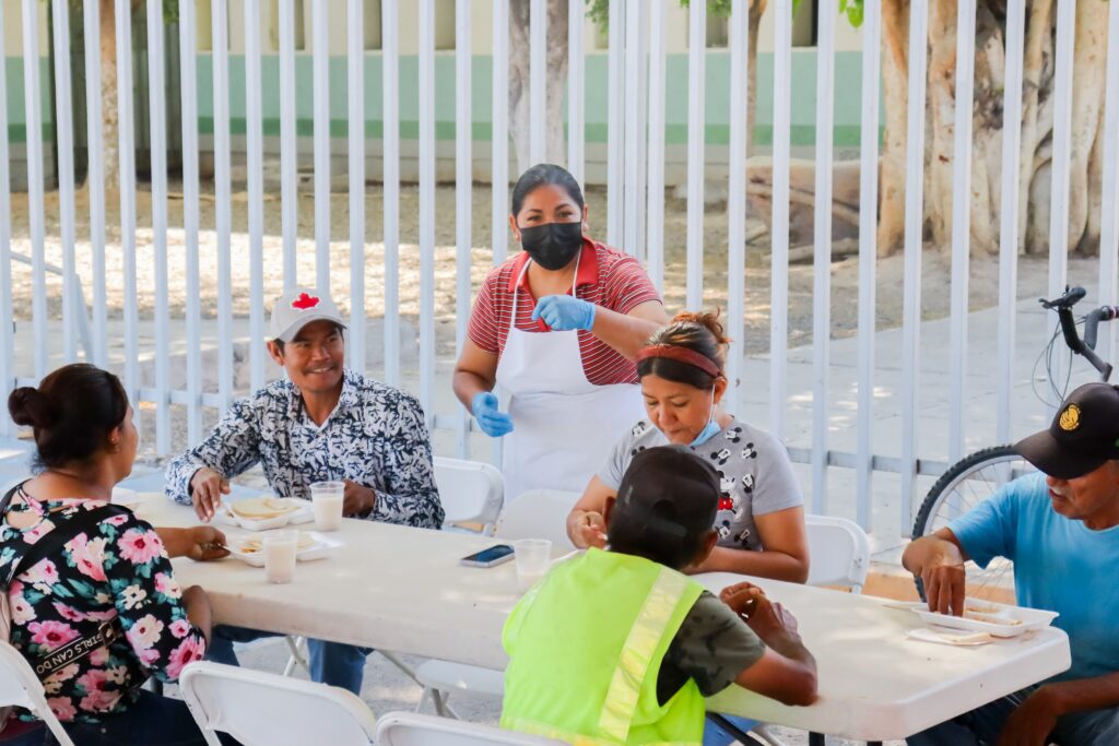 Familiares y pacientes del HG Los Mochis reciben comida en cocina móvil de DIF Sinaloa