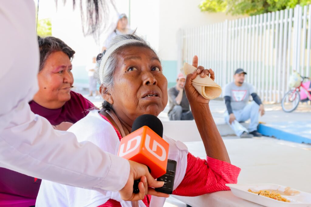 Familiares y pacientes del HG Los Mochis reciben comida en cocina móvil de DIF Sinaloa