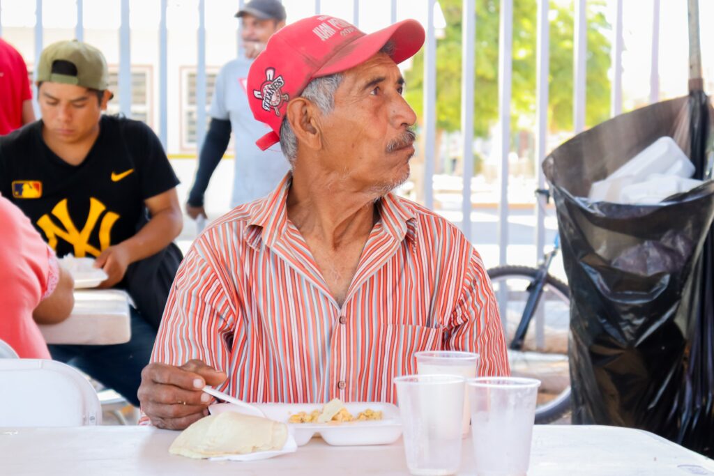 Familiares y pacientes del HG Los Mochis reciben comida en cocina móvil de DIF Sinaloa