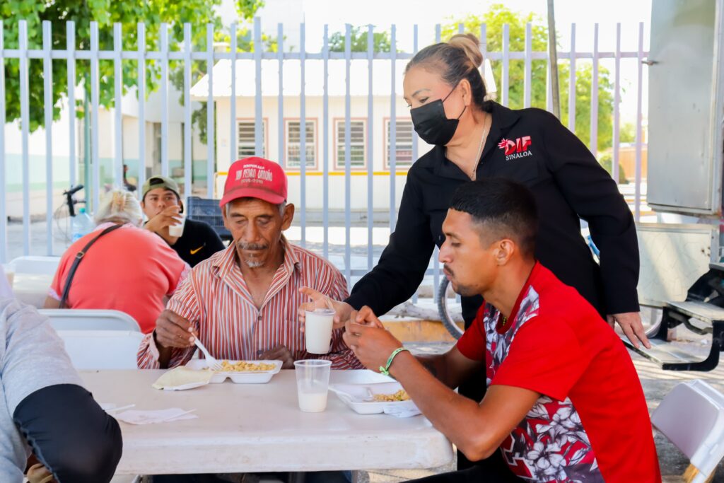 Familiares y pacientes del HG Los Mochis reciben comida en cocina móvil de DIF Sinaloa