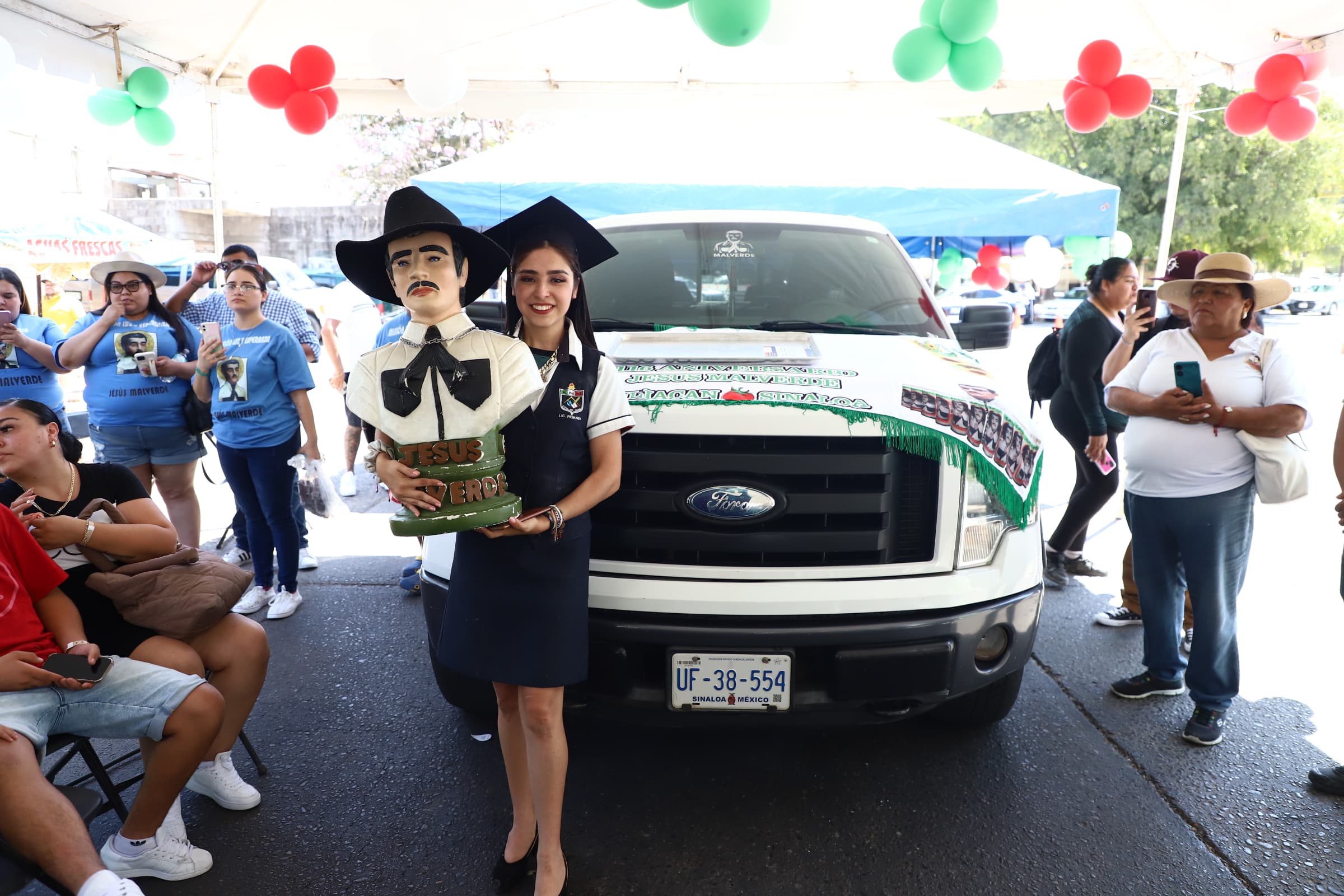 Fernanda agradece a Malverde y a Dios seguir su vocación de maestra