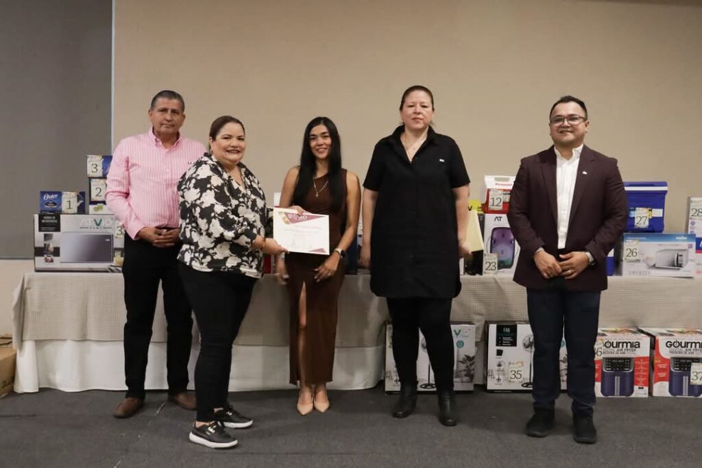 Festeja UAdeO a docentes y entrega reconocimiento a los mejor evaluados por los alumnos