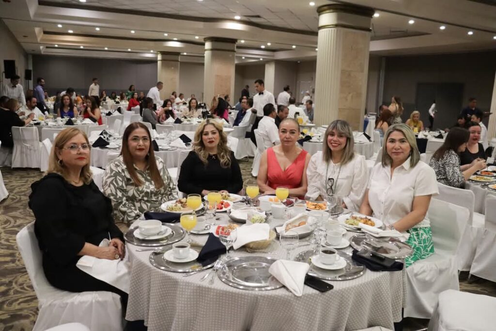 Festeja UAdeO a docentes y entrega reconocimiento a los mejor evaluados por los alumnos