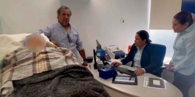 ¡Indignación en Oaxaca! Mujer de 96 años es obligada a ir en camilla al banco para cobrar su pensión