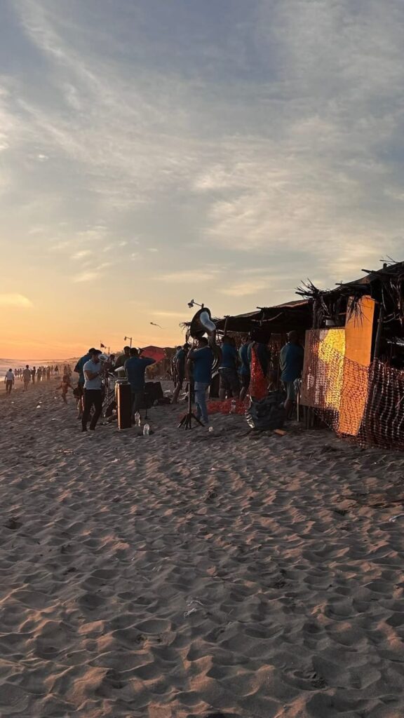 Personas disfrutando de la playa y la música en las Fiestas del Mar de Las Cabras.