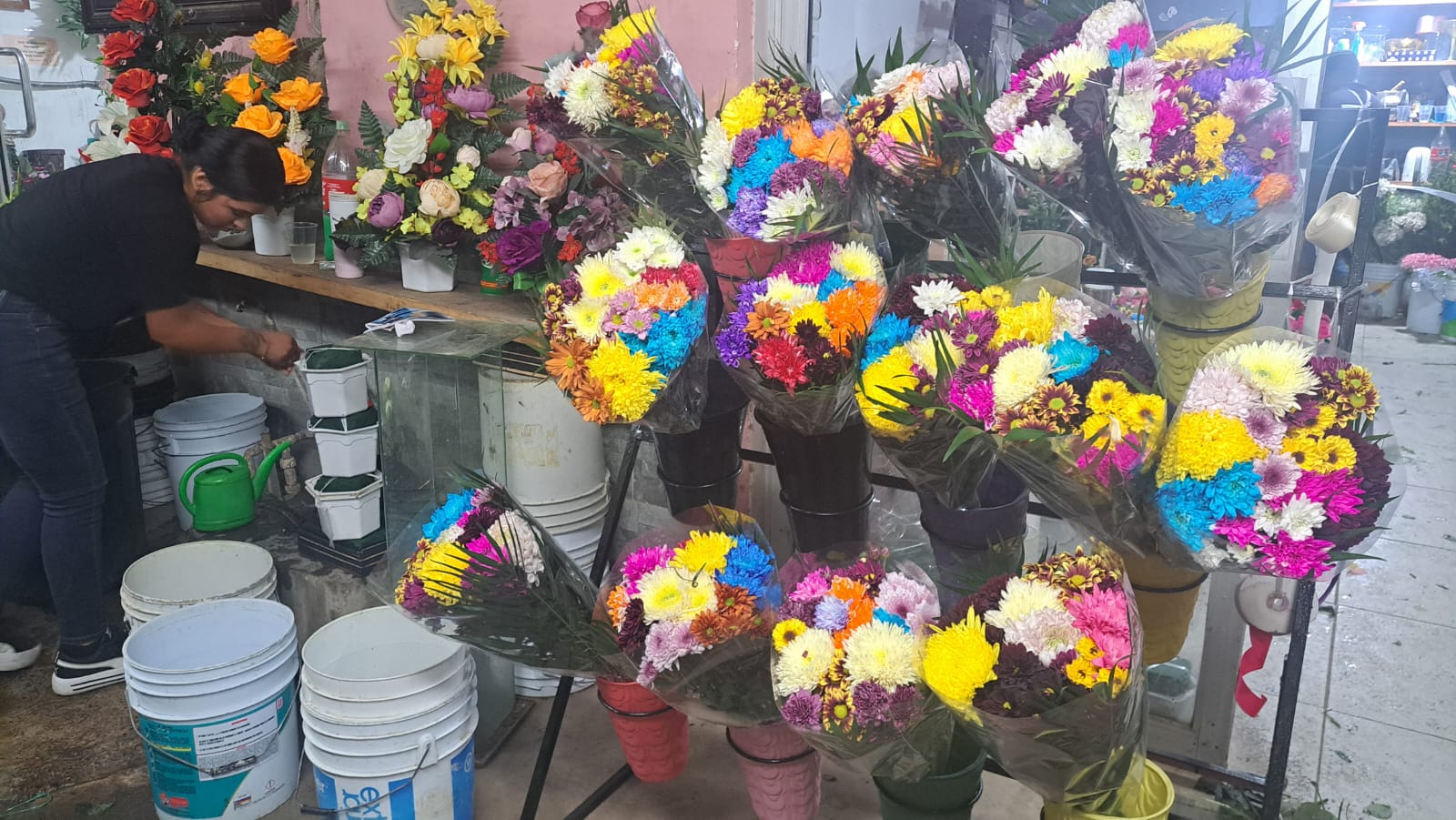 Arreglos florales en un negocio de Guasave.