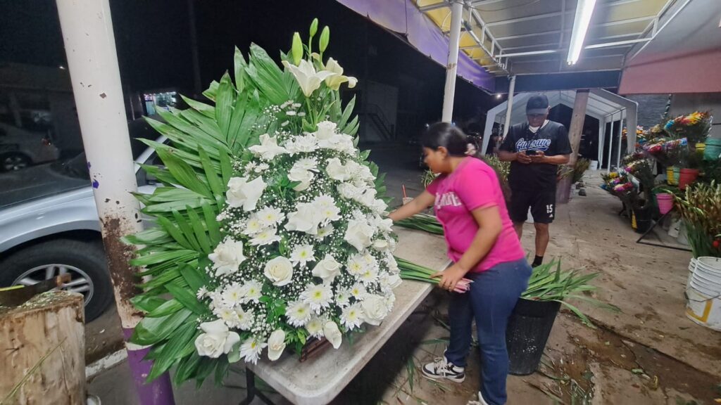 Joven preparando un arreglo floral.