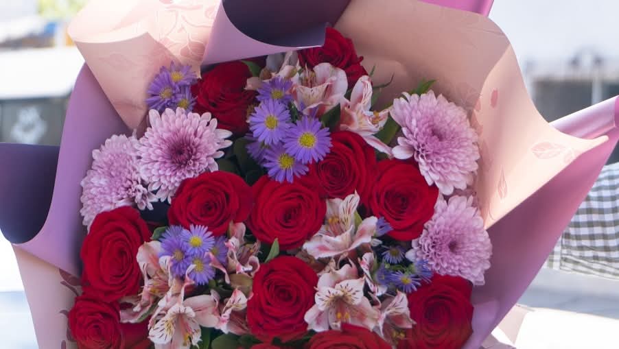 Rosas rojas y surtidas, las favoritas para decir “te quiero, mamá”