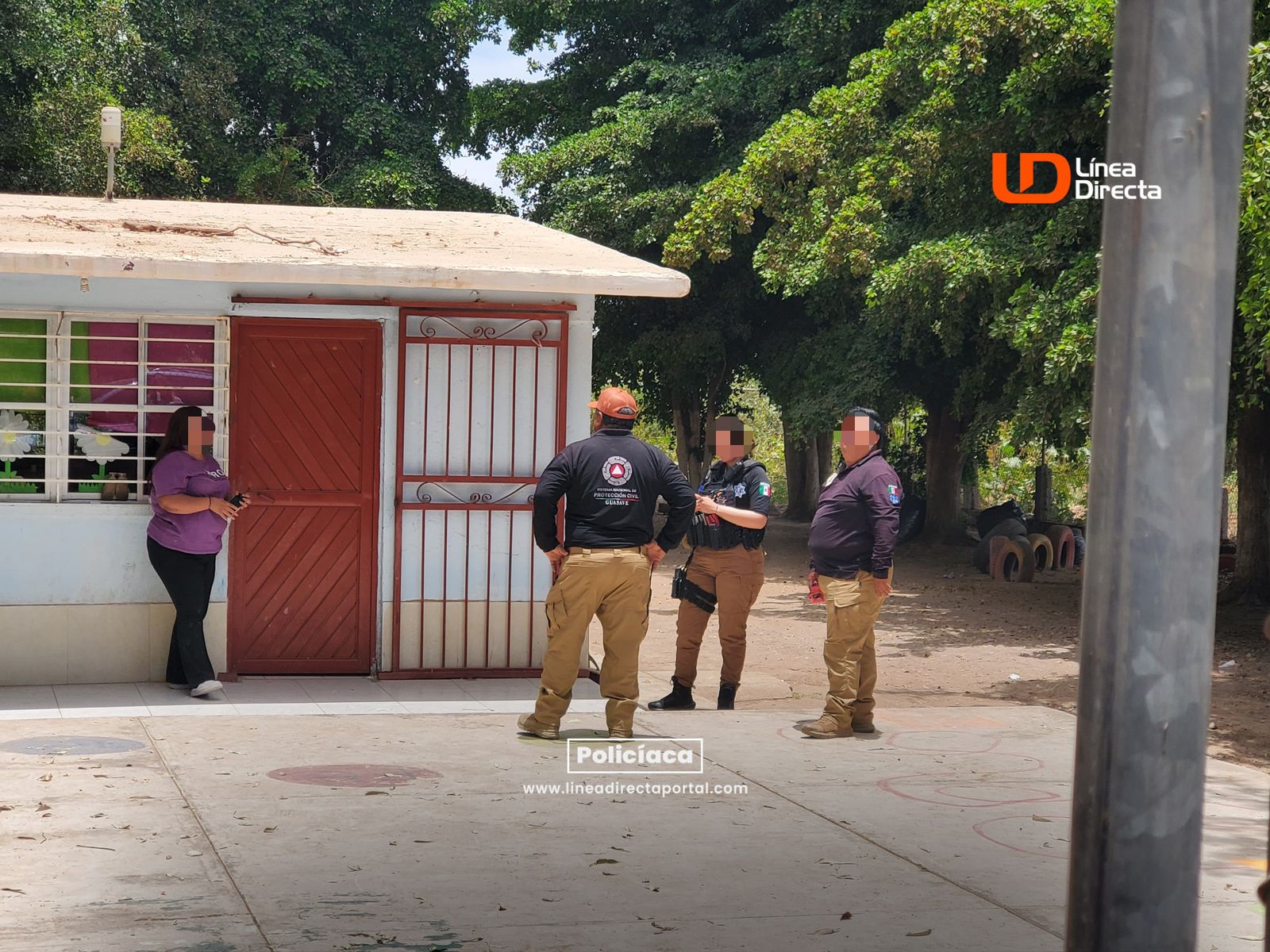Personal de Protección Civil en el kínder donde ocurrió el incidente de la fosa séptica.