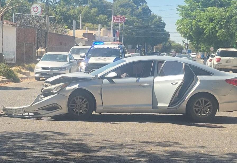 Fuerte carambola deja dos lesionados en céntrico sector de Guasave