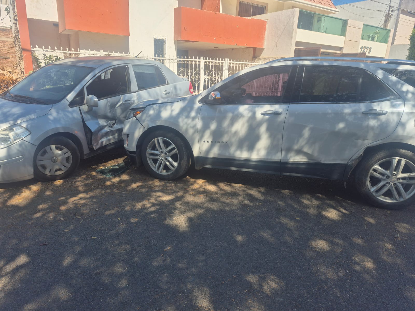 Fuerte carambola deja dos lesionados en céntrico sector de Guasave