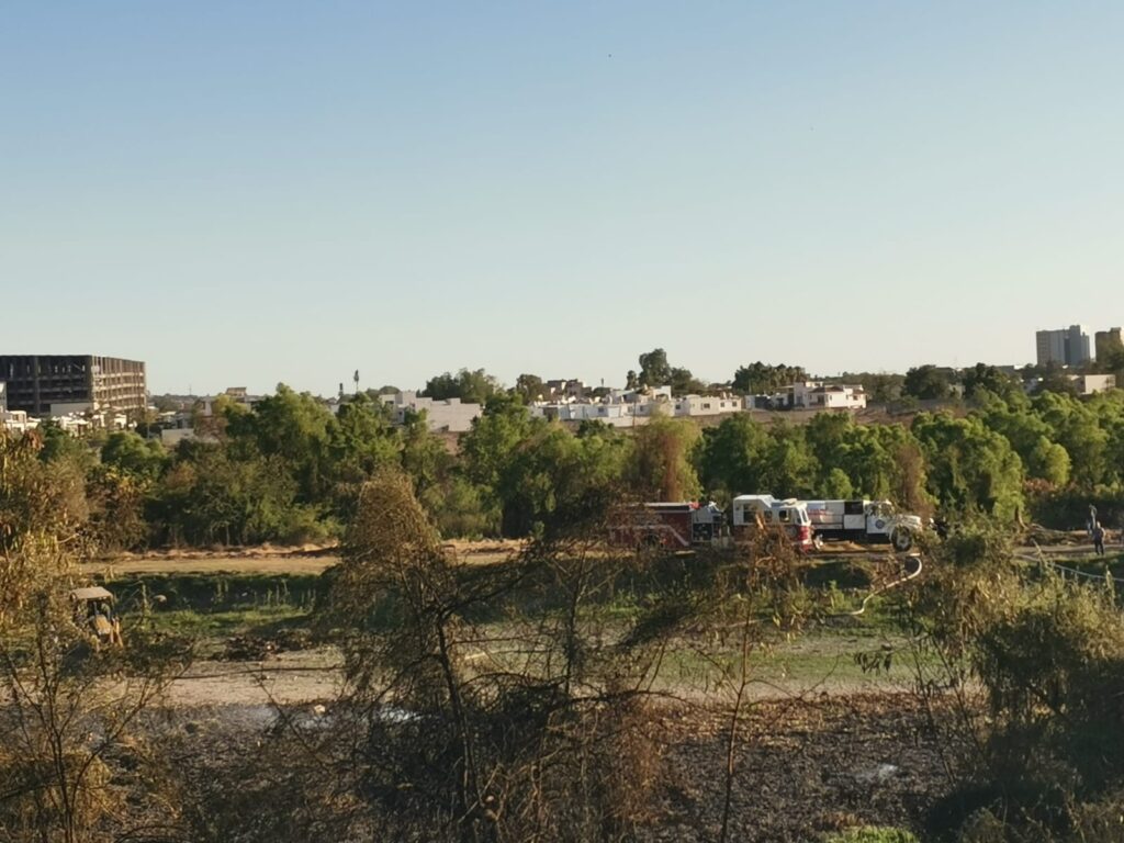 Fuerte incendio junto al Puente Negro moviliza a bomberos en Culiacán