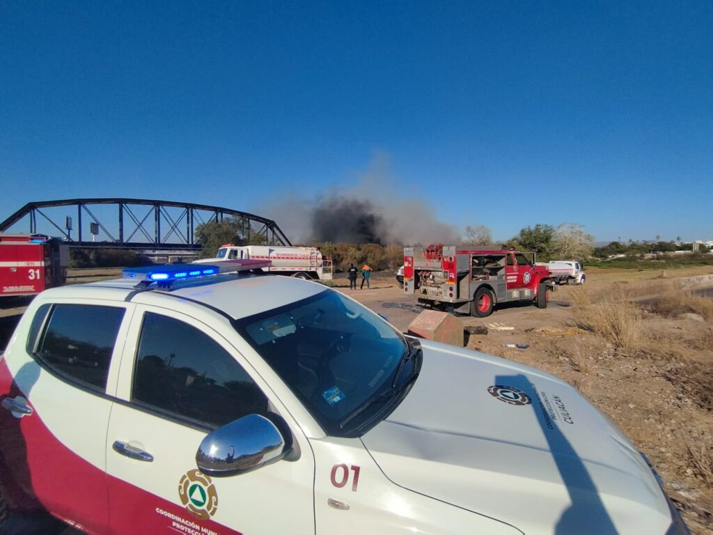 Fuerte incendio junto al Puente Negro moviliza a bomberos en Culiacán