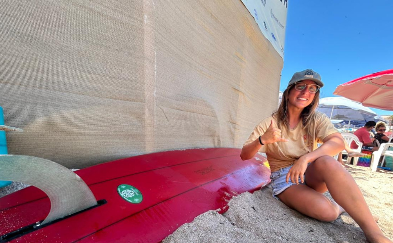 Yanuzzo y su tabla de surf en la Playa Los Pinitos
