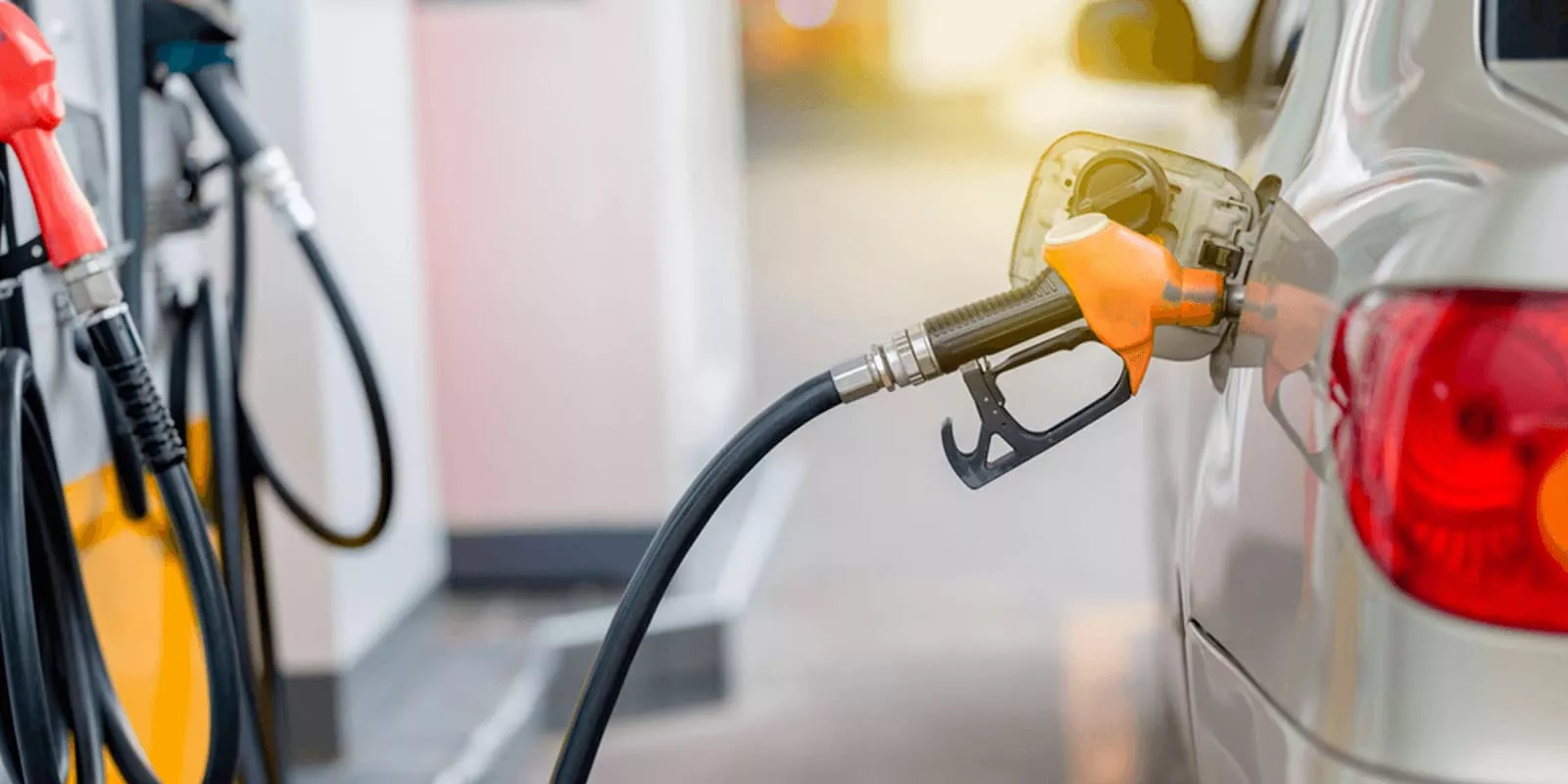 Vehículo cargando gasolina.