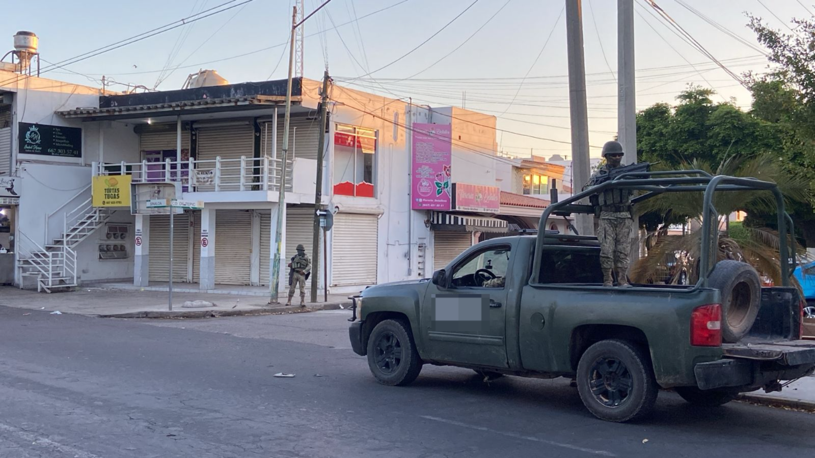Gatilleros balean un local de una plaza comercial de la colonia Las Quintas en Culiacán
