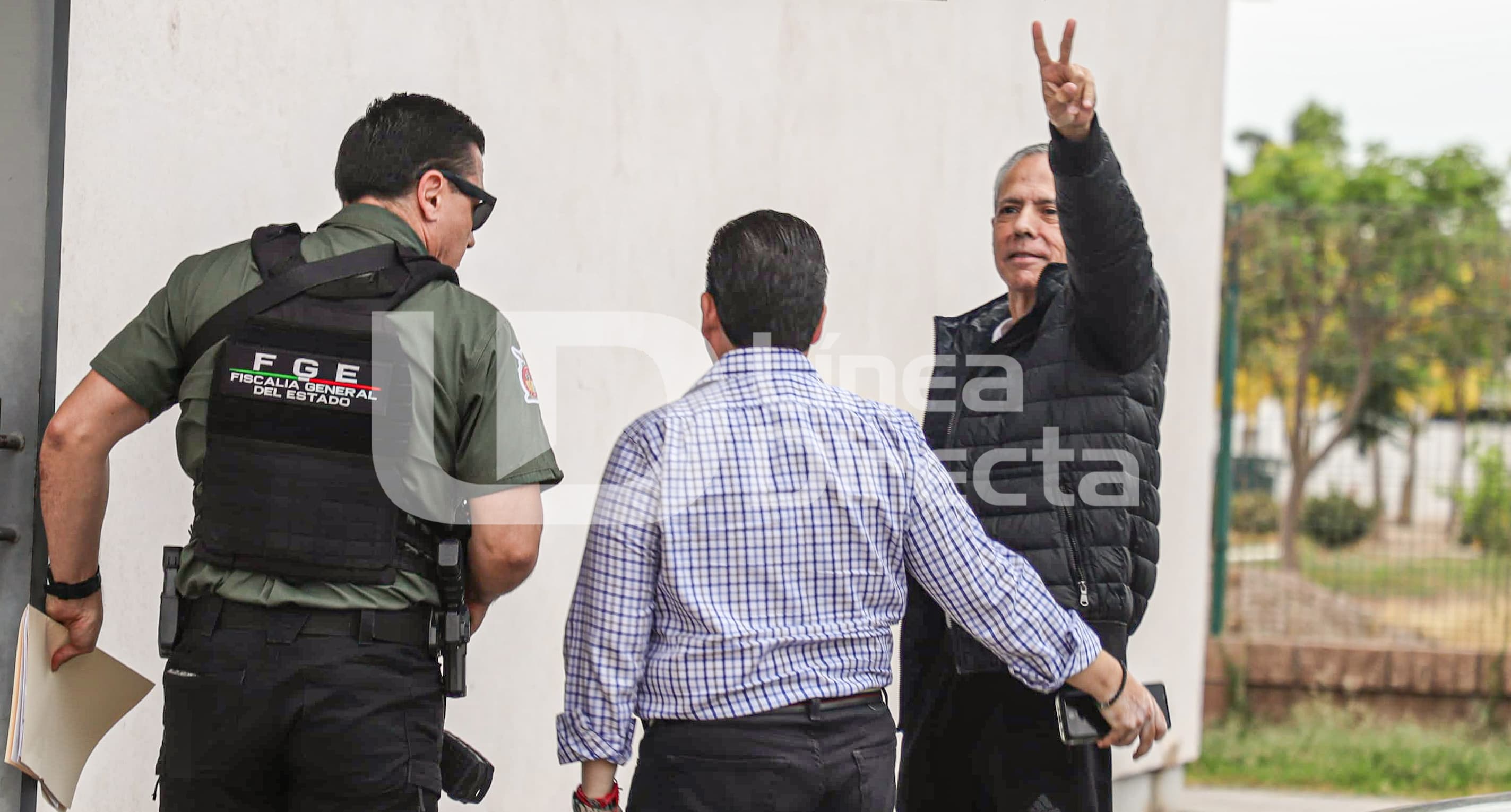 Gerardo Vargas Landeros saluda previo a audiencia en Culiacán