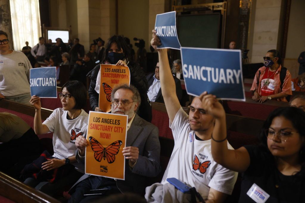 Gobierno de Trump reaviva enfrentamiento con ciudades santuario