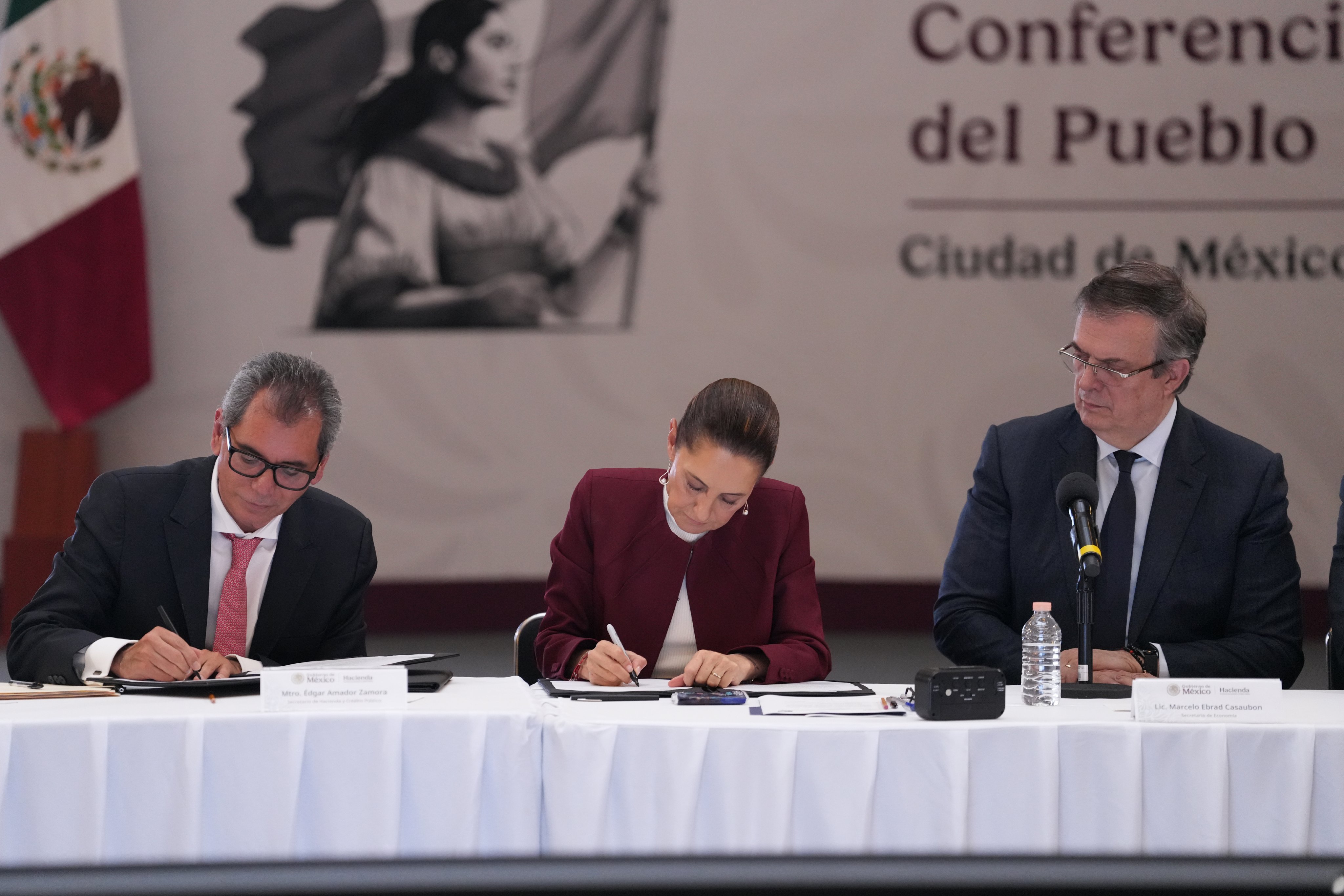 Gobierno y empresarios extienden pacto para mantener precio de la canasta básica