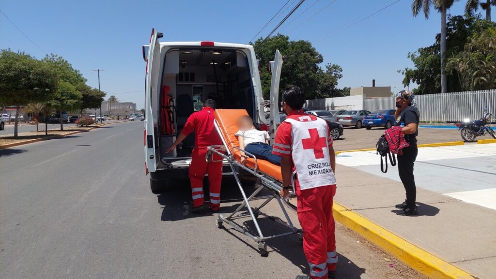 Paramédicos de Cruz Roja auxiliando a una persona afectada por el calor.