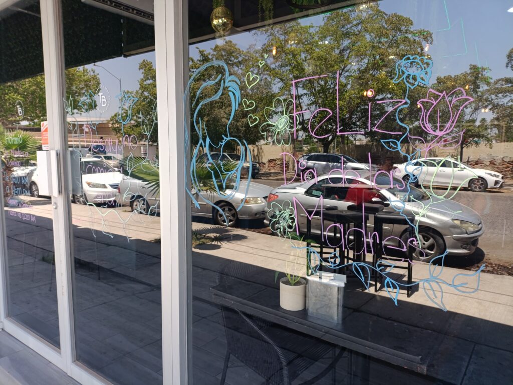 Gran afluencia de mamás en celebran su día en restaurantes de Los Mochis