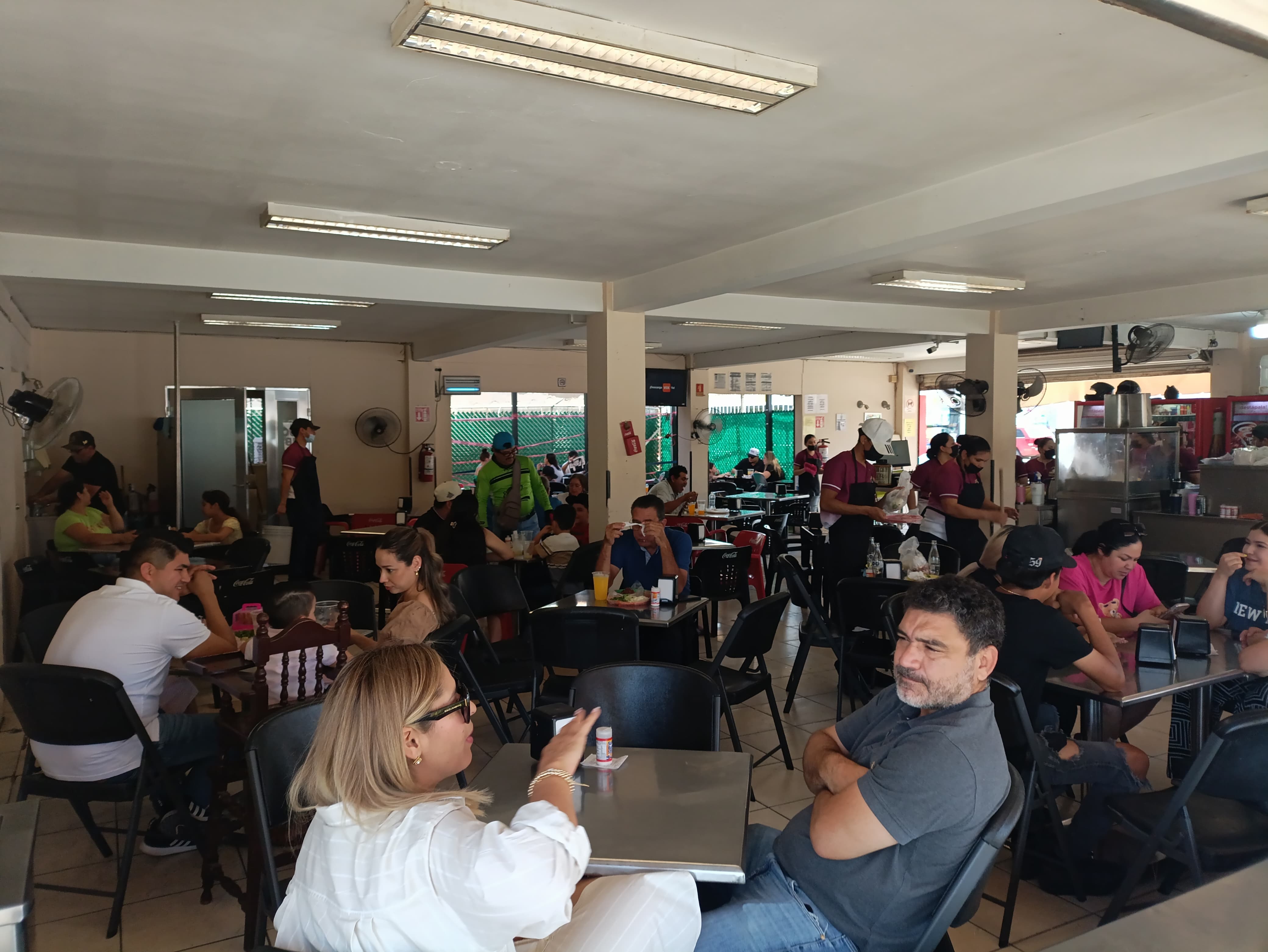 Gran afluencia de mamás en celebran su día en restaurantes de Los Mochis