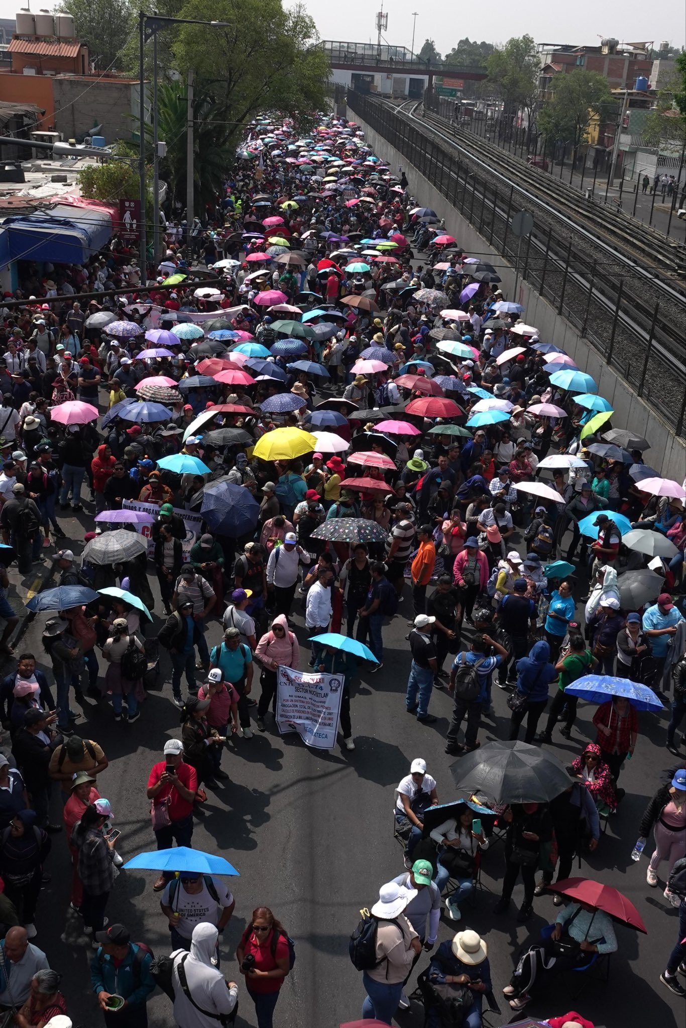 Maestros del CNTE bloquean AICM