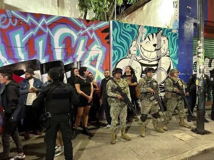 Elementos del Ejército y de la Policía afuera del multiforo Alicia