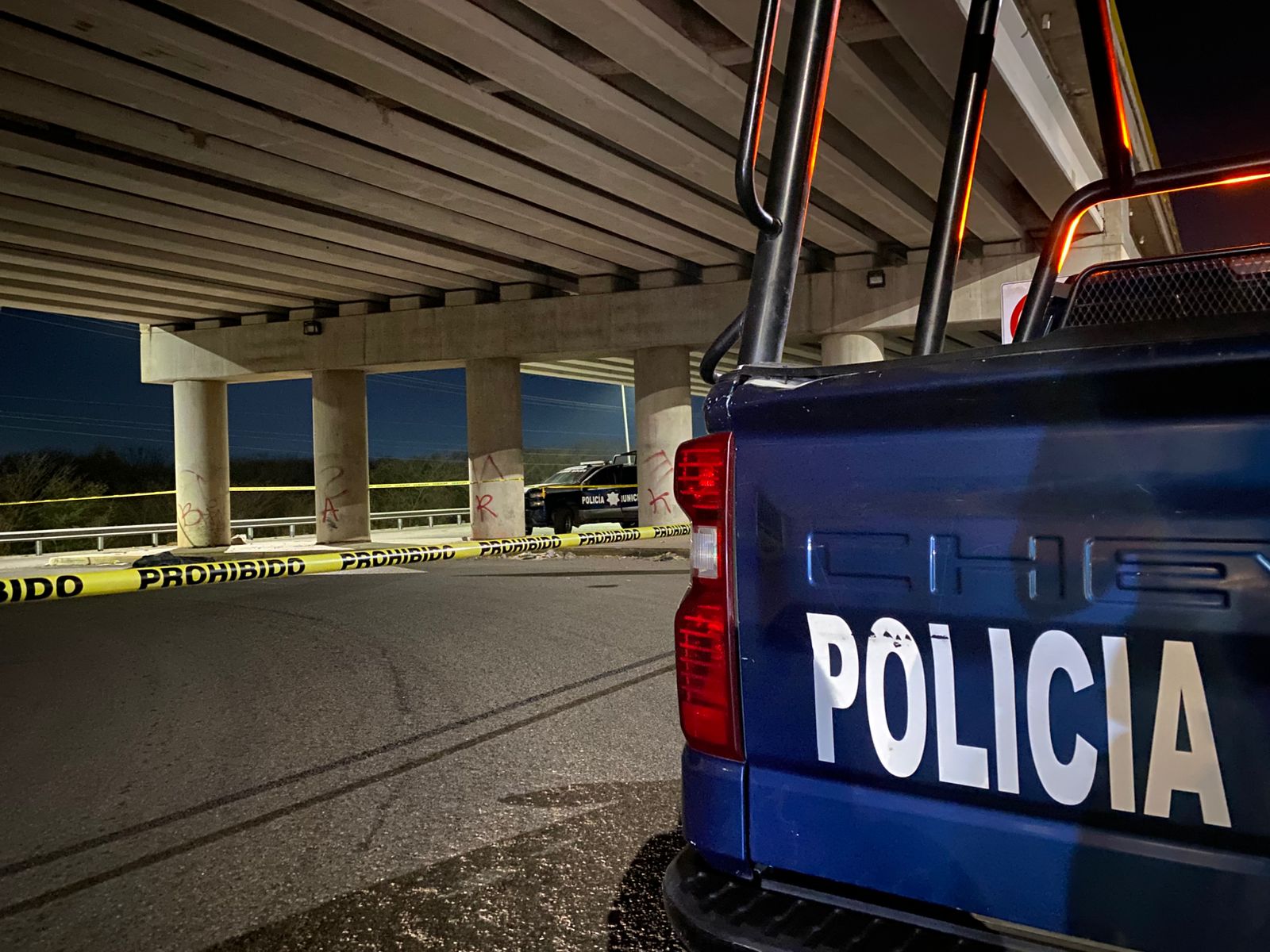 Autoridades delimitan el área tras confirmar el hallazgo debajo del puente vehicular 