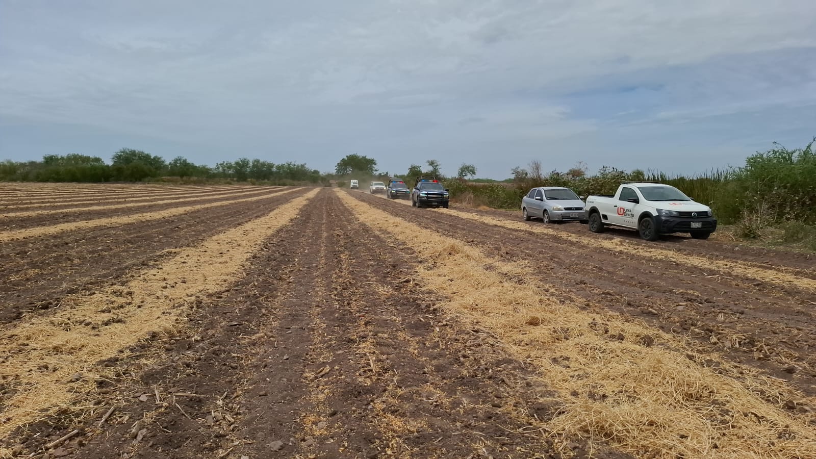 Autoridades arribando al lugar del hallazgo sin vida de un hombre.