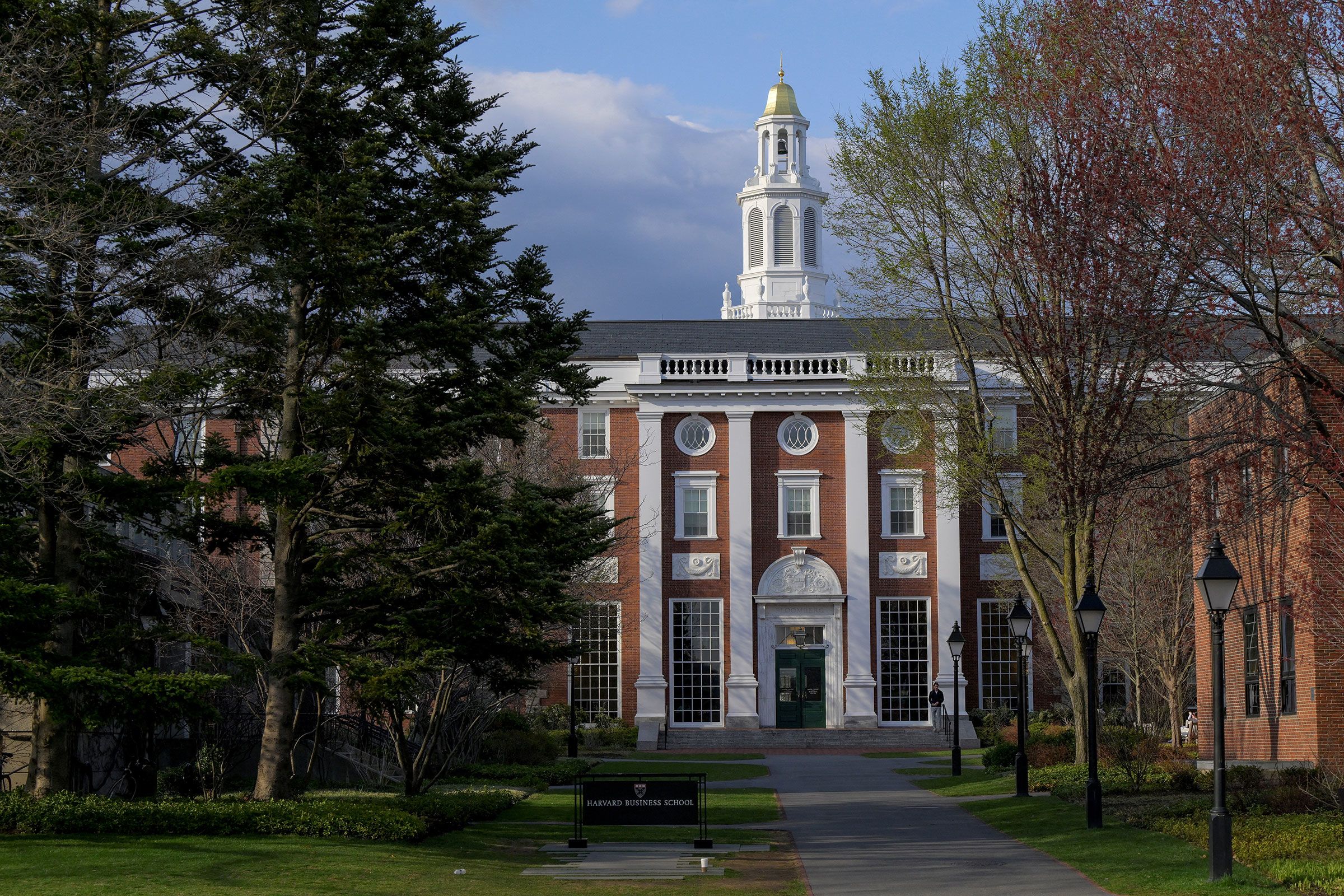 Gobierno de Trump retira 450 mdd adicionales al financiamiento de Harvard