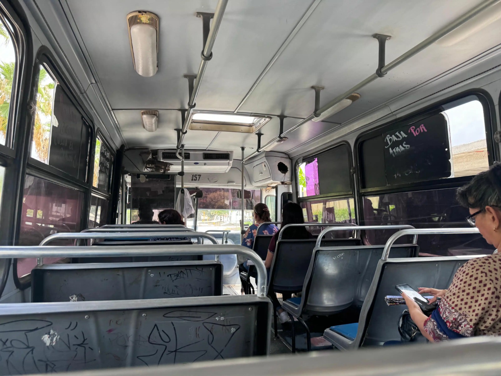 Interior de un autobús de transporte público en Los Mochis