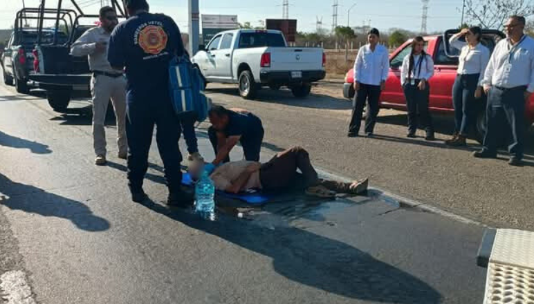 Paramédicos brindan primeros auxilios a un hombre desmayado