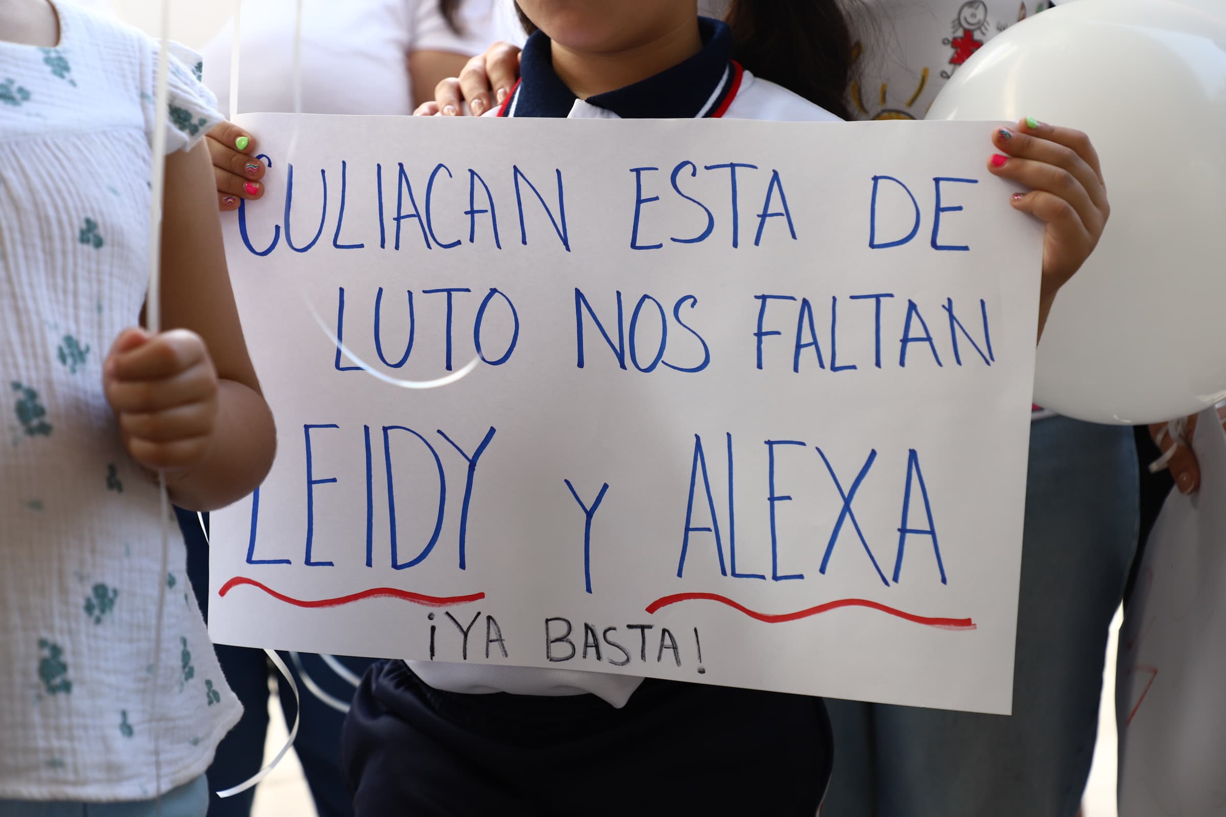 Homenaje a Leidy y a Alexa, no hubo honores a la bandera, el día se convirtió en gritos de justicia y caras de tristeza