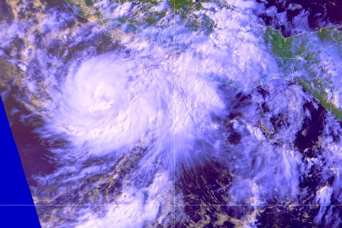 11/06/2014 Huracán Cristina.