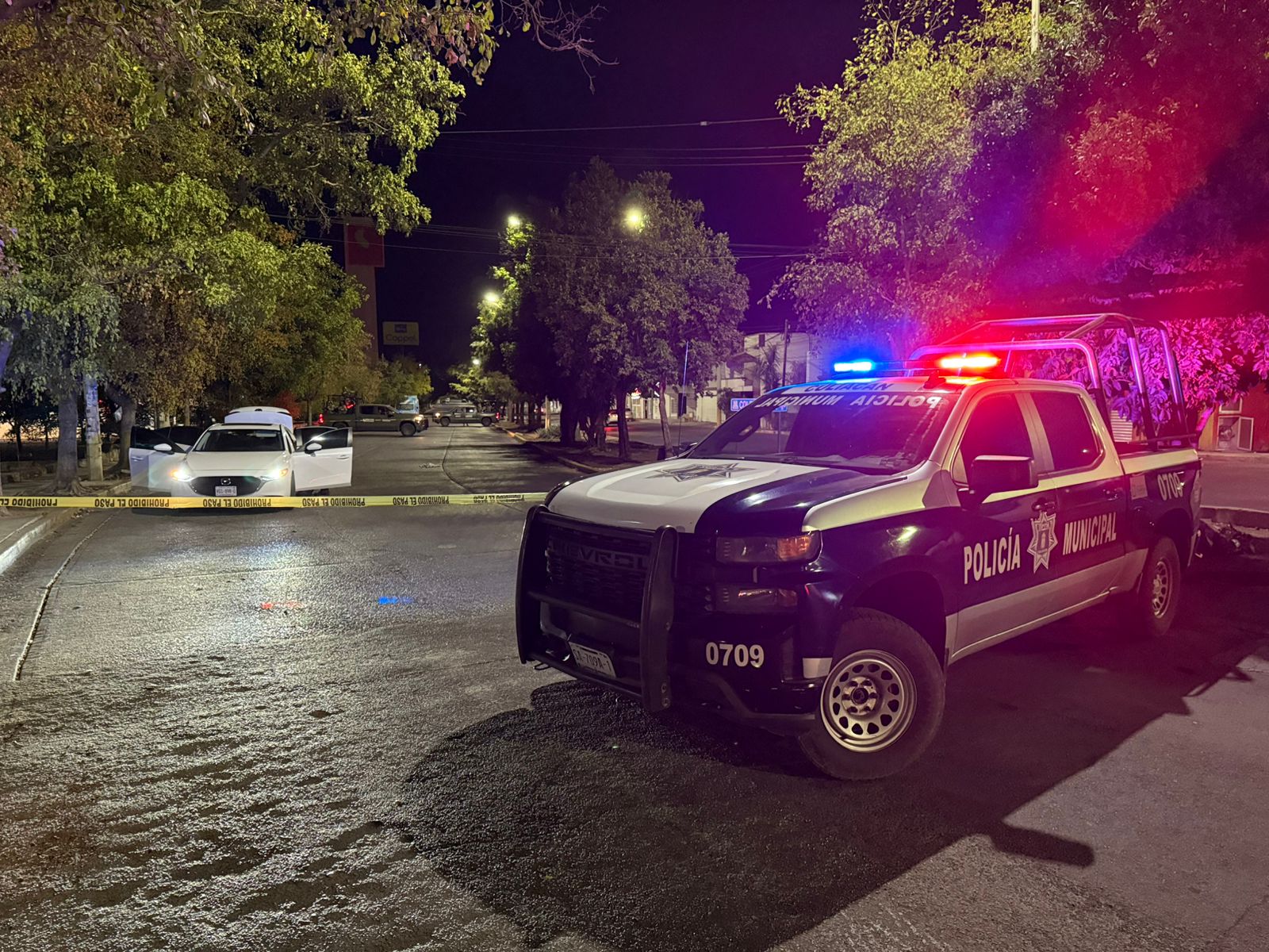 Delincuentes abandonan vehículo y despojan otro en Las Quintas, Culiacán