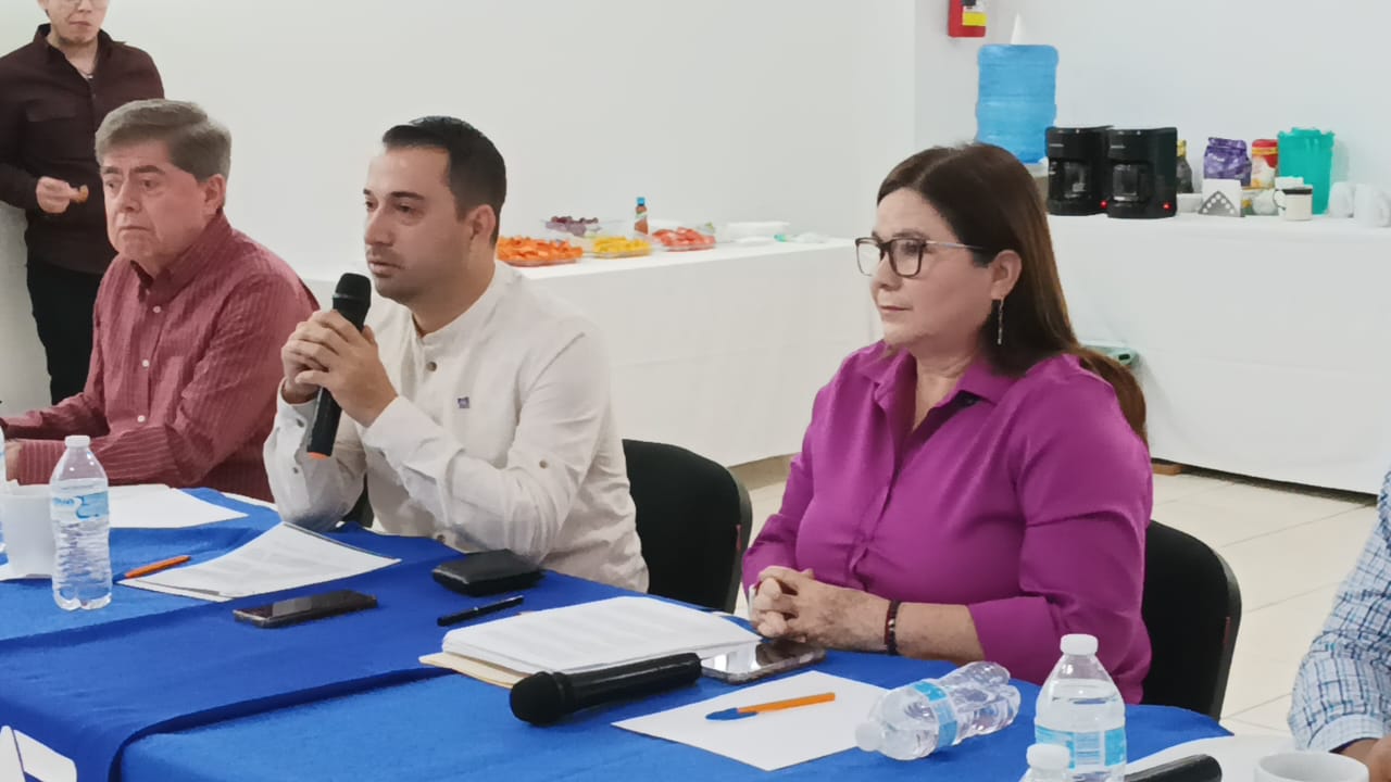 La senadora Imelda Castro Castro con integrantes de la Cámara Nacional de Comercio (Canaco).