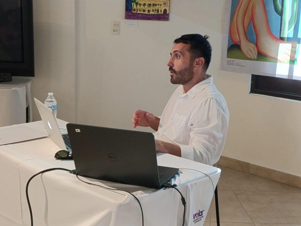 Imparten cátedra magistral Edgardo Coghlan en artes visuales en Los Mochis