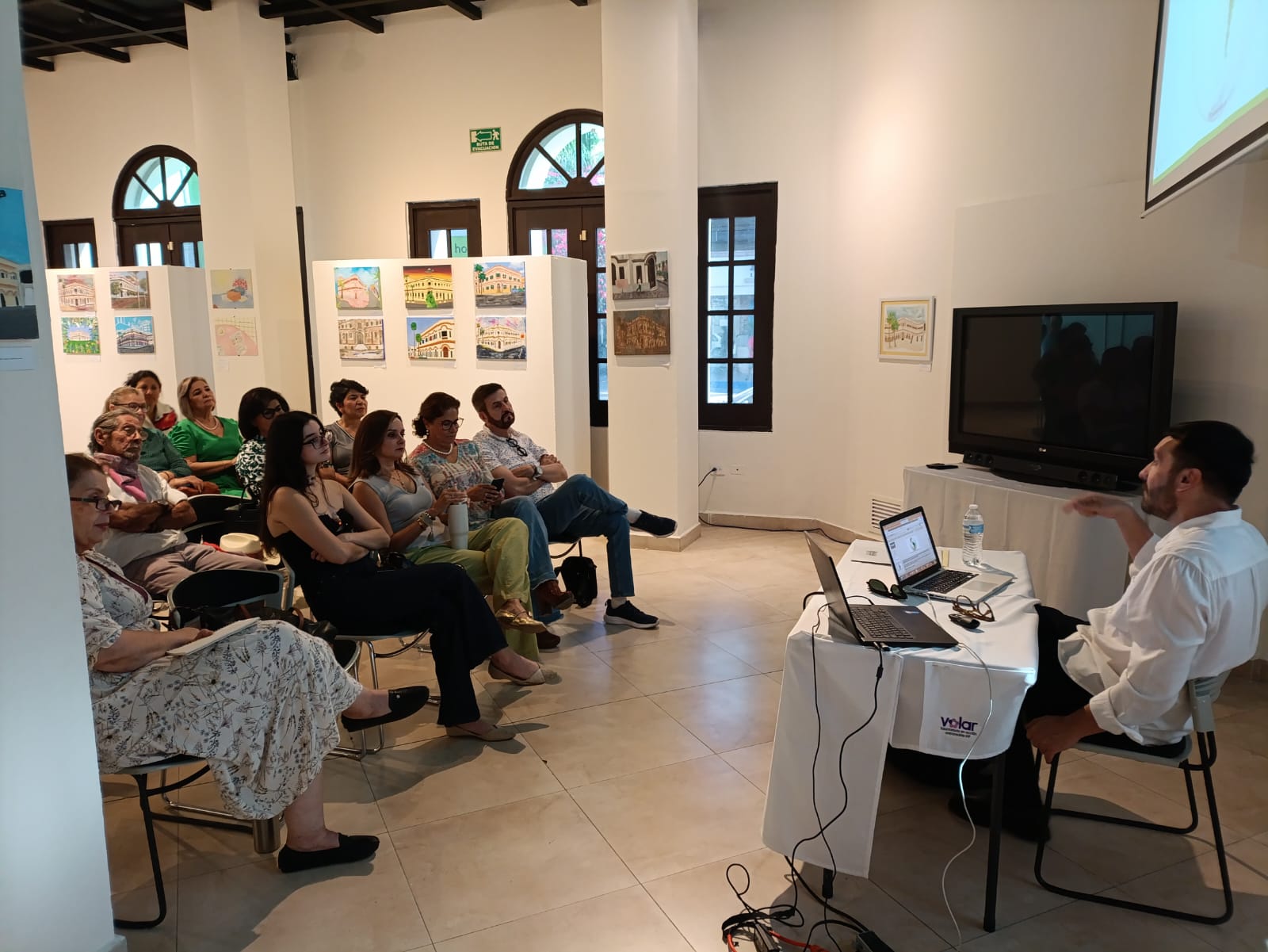 Imparten cátedra magistral Edgardo Coghlan en artes visuales en Los Mochis