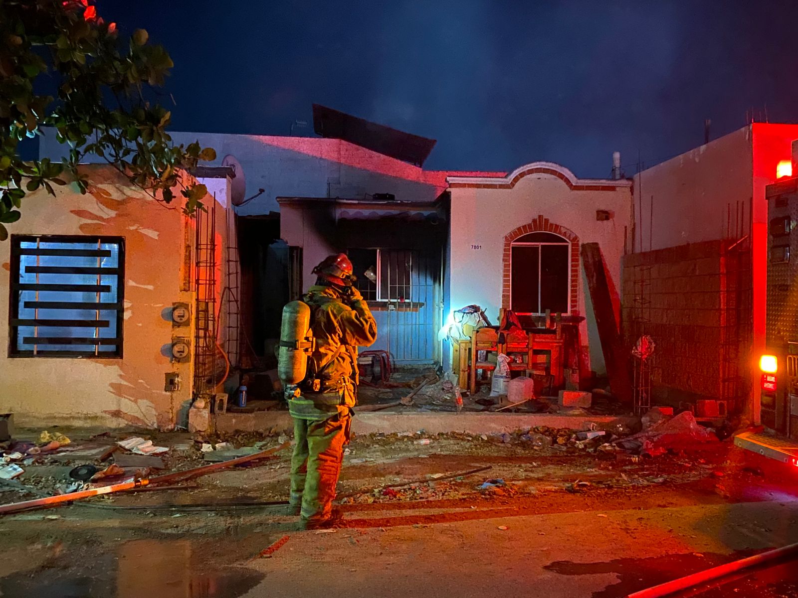 Personal de Bomberos Culiacán afuera de la vivienda incendiada.