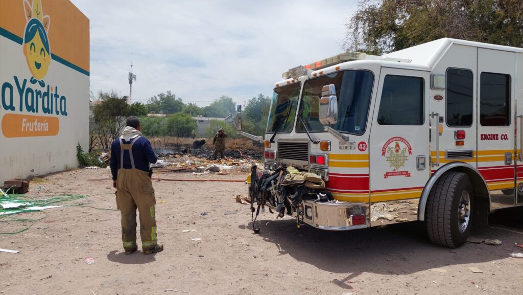 Departamento de Bomberos de Los Mochis en el lugar de los hechos.
