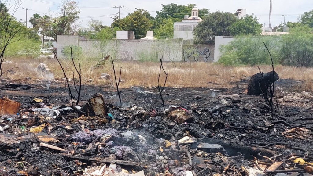 Departamento de Bomberos de Los Mochis atendiendo el reporte de incendio.