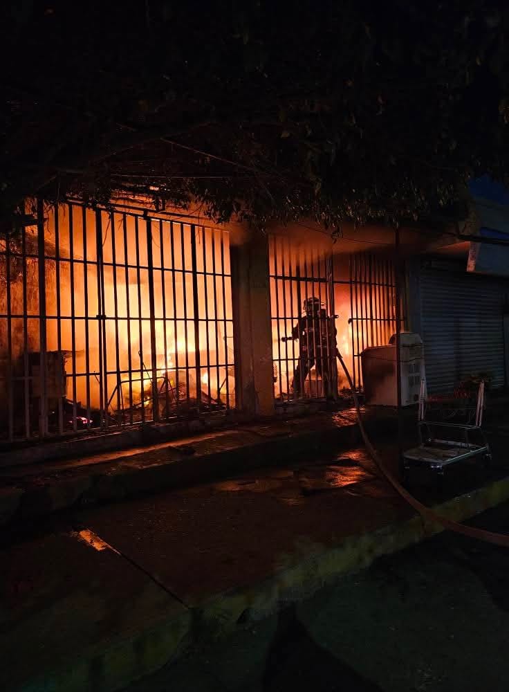 Bomberos combatiendo el incendio en una bodega de Mazatlán.