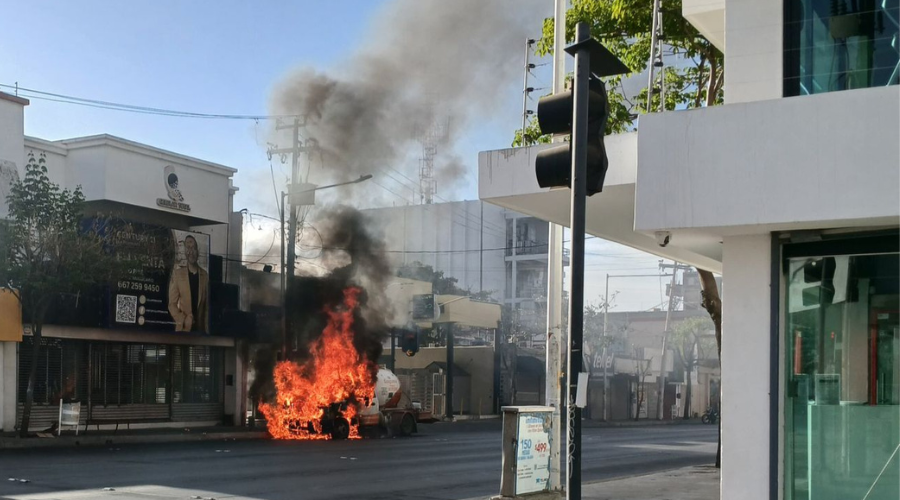 Incendio sobre una pipa en el centro de Culiacán