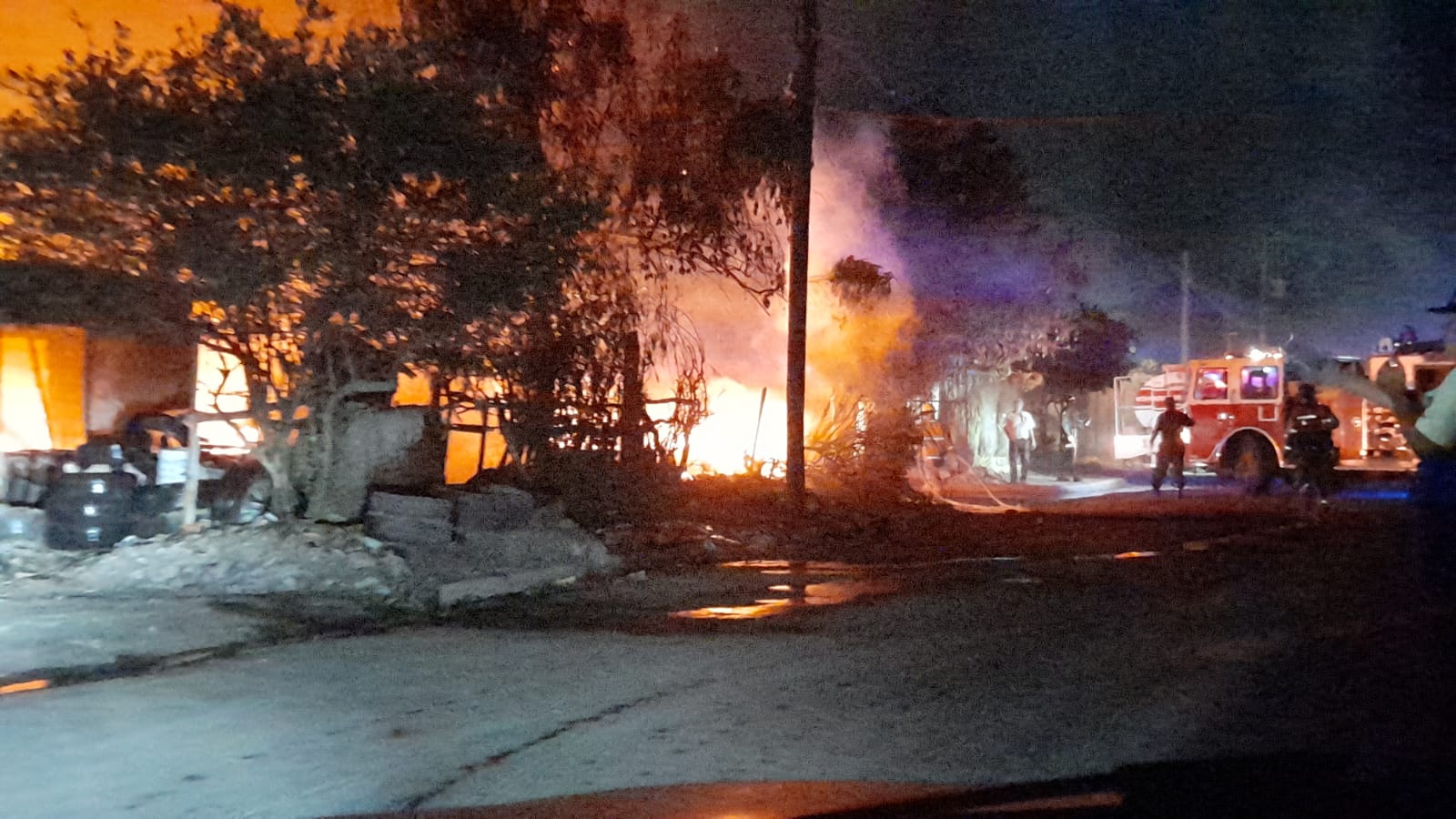 Incendio consume una vivienda en la Jaramillo de Los Mochis