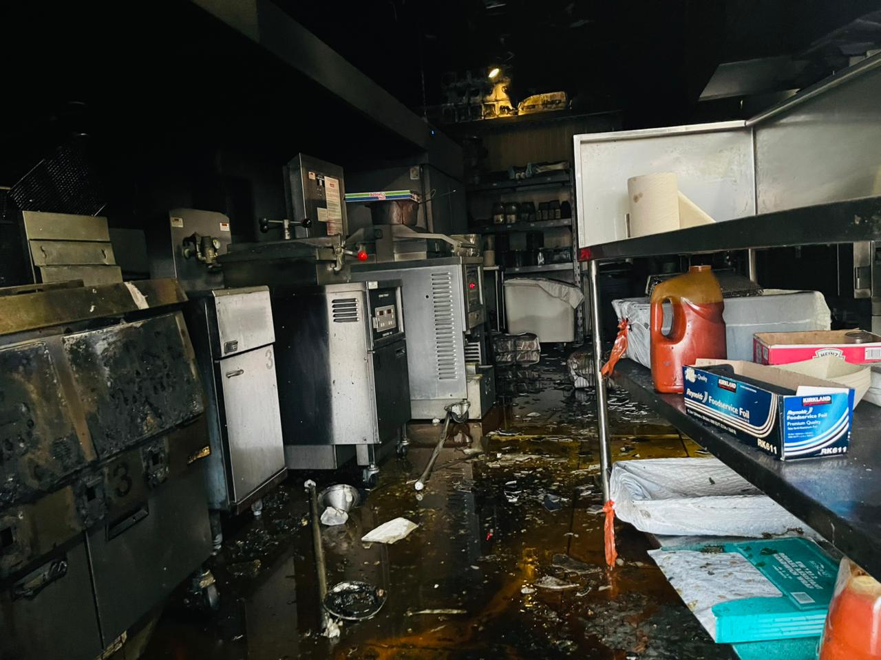 Interior de la pizzería en donde se originó el incendio.