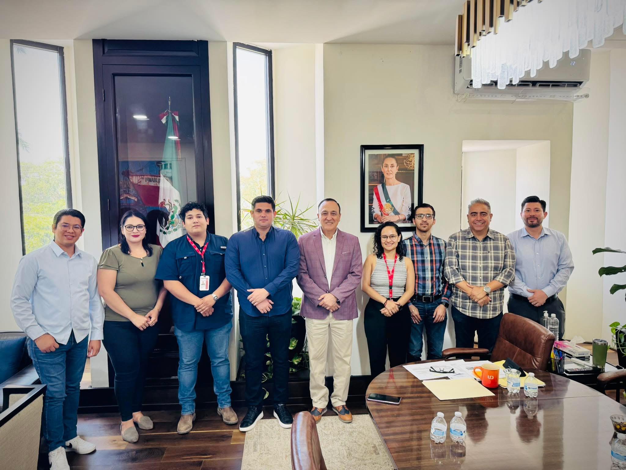Alcalde Antonio Menéndez de Llano Bermúdez, junto a representantes de Infonavit y Sebides para ver el tema de vivienda en Ahome