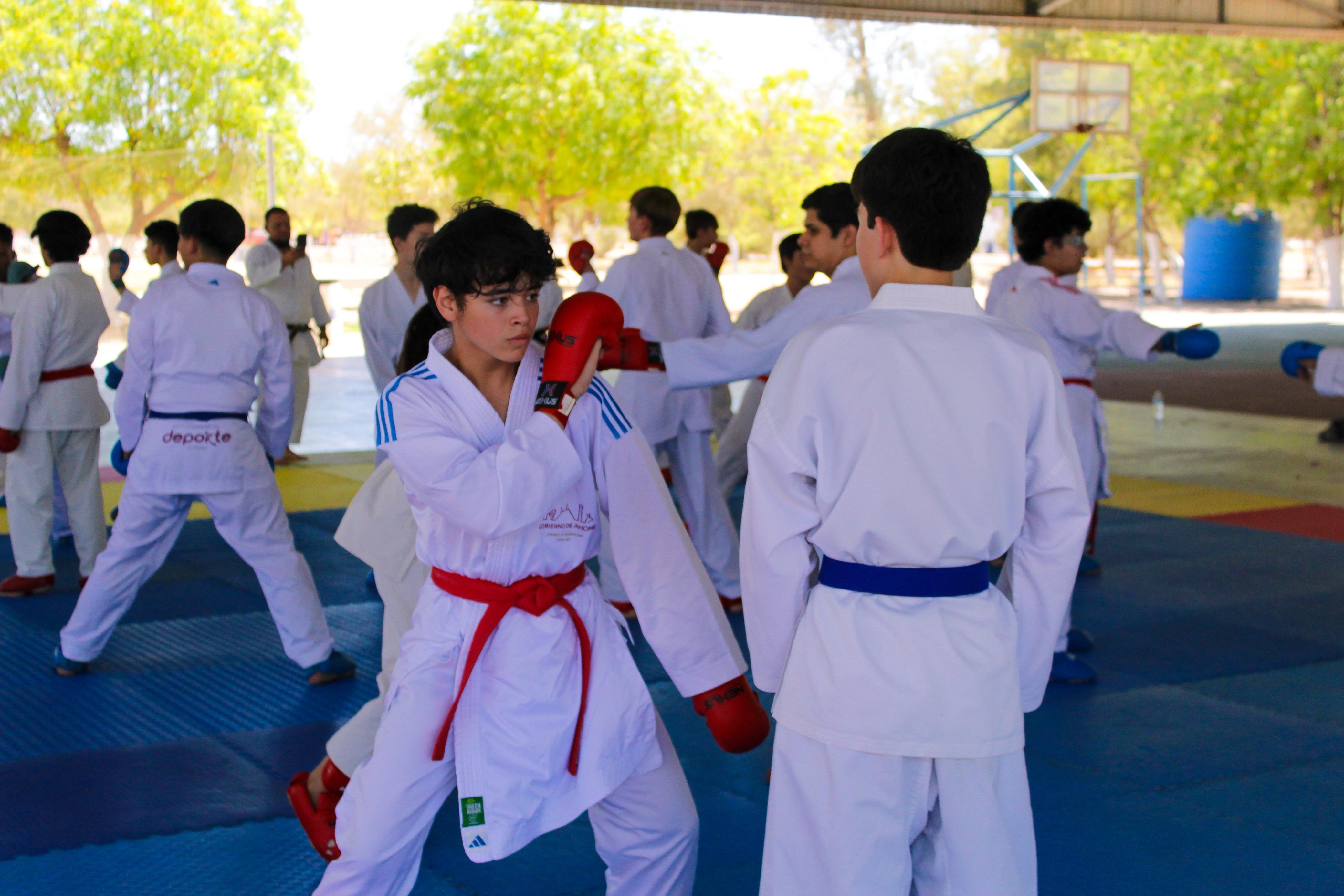 Jóvenes karatecas de Ahome