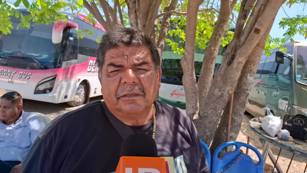 Juan Ramos, encargado del estacionamiento de autobuses de turismo que se ubica por la avenida Cruz Lizárraga.